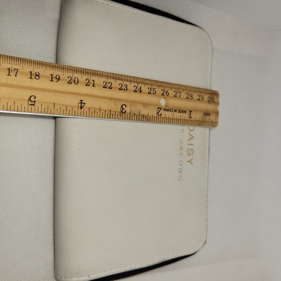 Daisy By Marc Jacobs Faux White Leather Zip Up Wallet Pouch - Picture 8 of 14